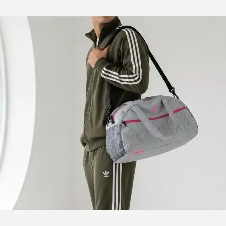 ساک ورزشی پارچه ای بند دار سه جیب ابعاد 45 در 25 در 15 سانتیمتر