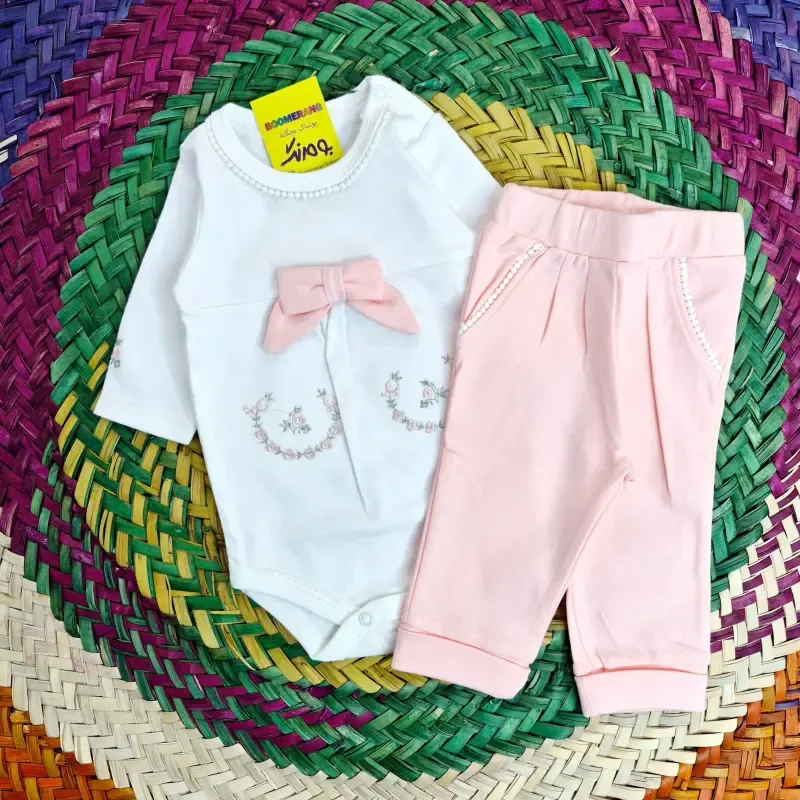 بلوز و شلوار نوزادی نیلی طرح کاملیا بادی آستین بلند و شلوار پنبه صددرصد ضد حساسیت سایز صفر تا سه