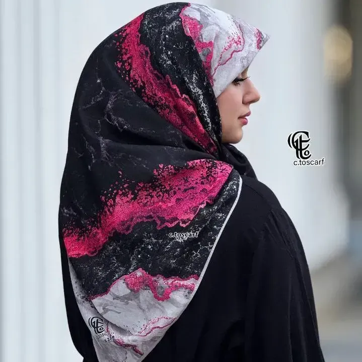 روسری نخی کاستوم سیتو طرح رزین 3 قواره 110 سفید سرخابی مشکی طلایی