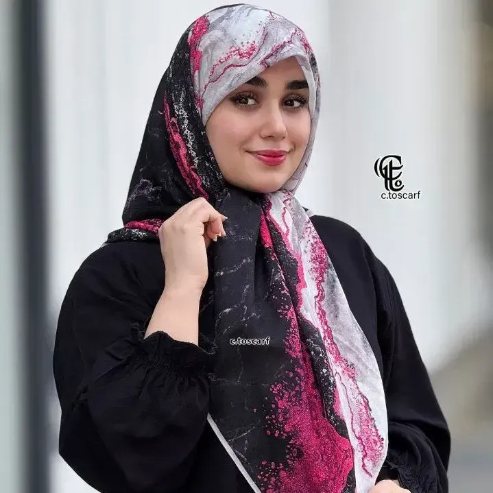 روسری نخی کاستوم سیتو طرح رزین 3 قواره 110 سفید سرخابی مشکی طلایی